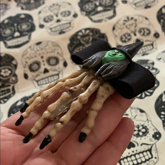 Halloween witch Hair accessory Clip Creepy hand Accessory NEW - Picture 5 of 16